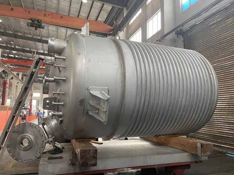 车间内待发运的不锈钢夹套压力容器