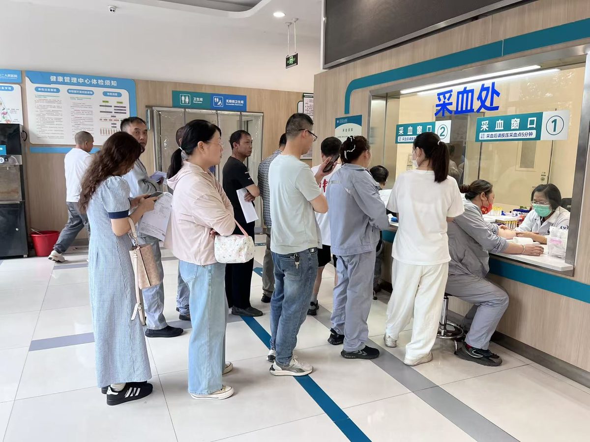 利玛特员工在张家港市第二人民医院采血处排队等候职业健康检查