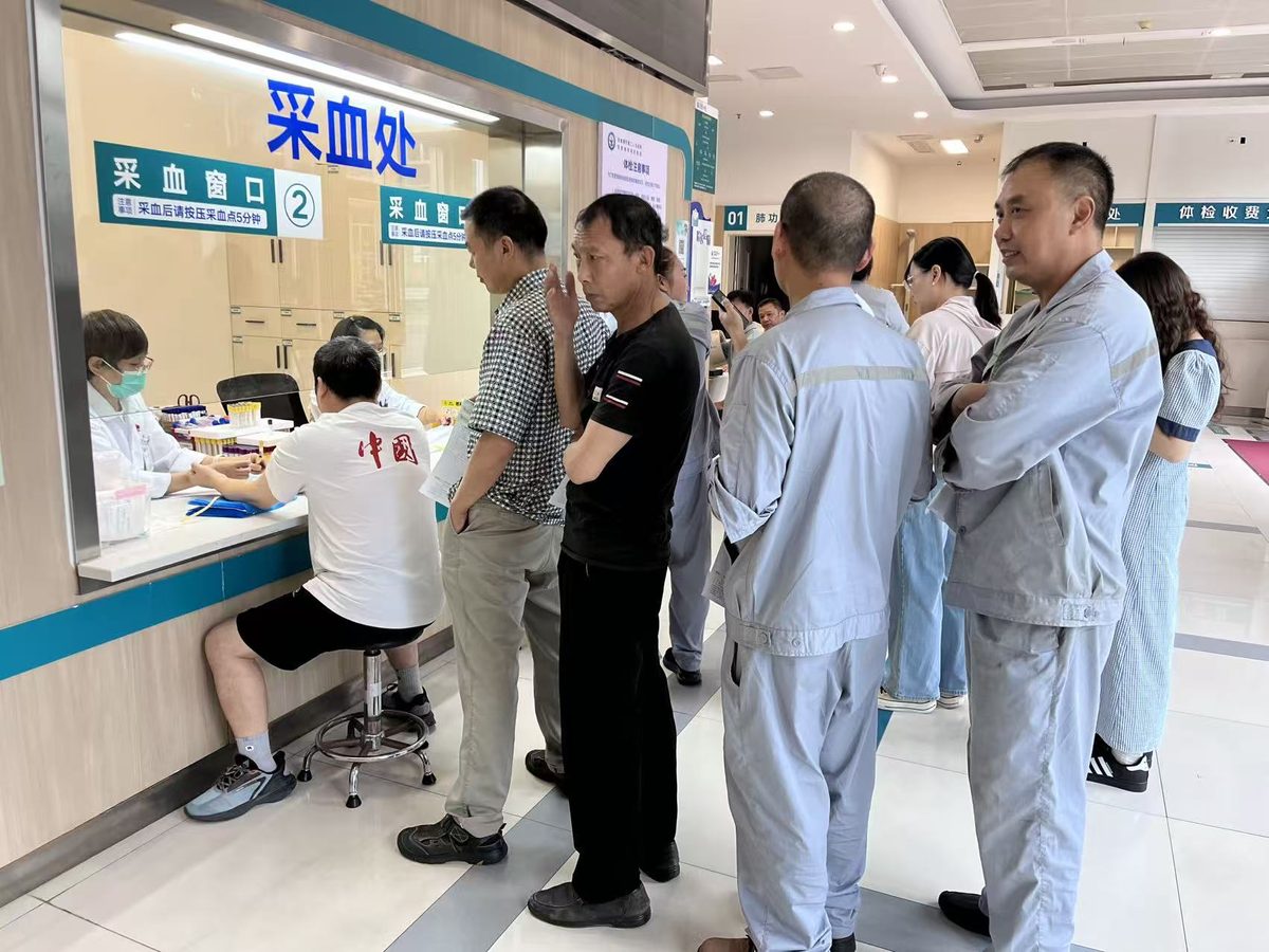 采血处窗口前,员工逐项完成采血化验项目