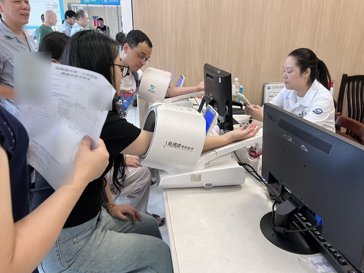 员工在健康管理中心测量血压