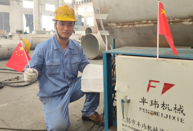 国庆期间坚守生产一线的车间员工