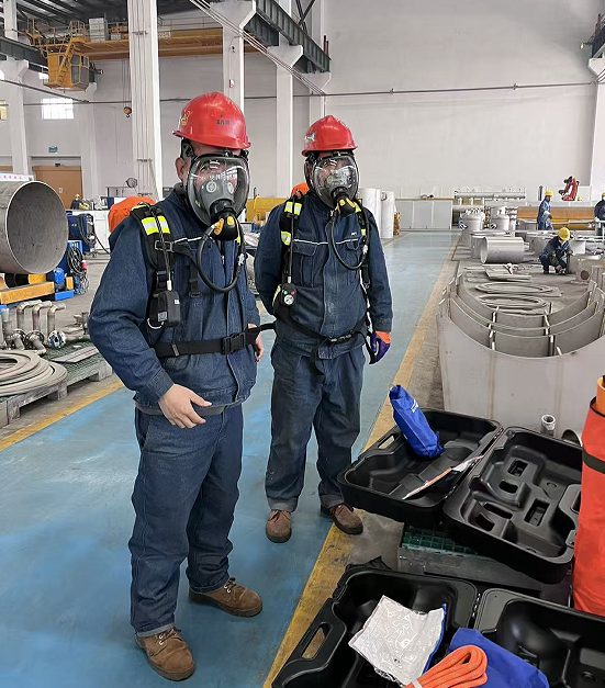 救援人员穿戴空气呼吸器,准备进入有限空间实施救援
