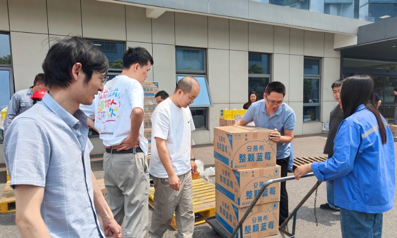 端午福利发放现场，工作人员清点并分发节日礼包